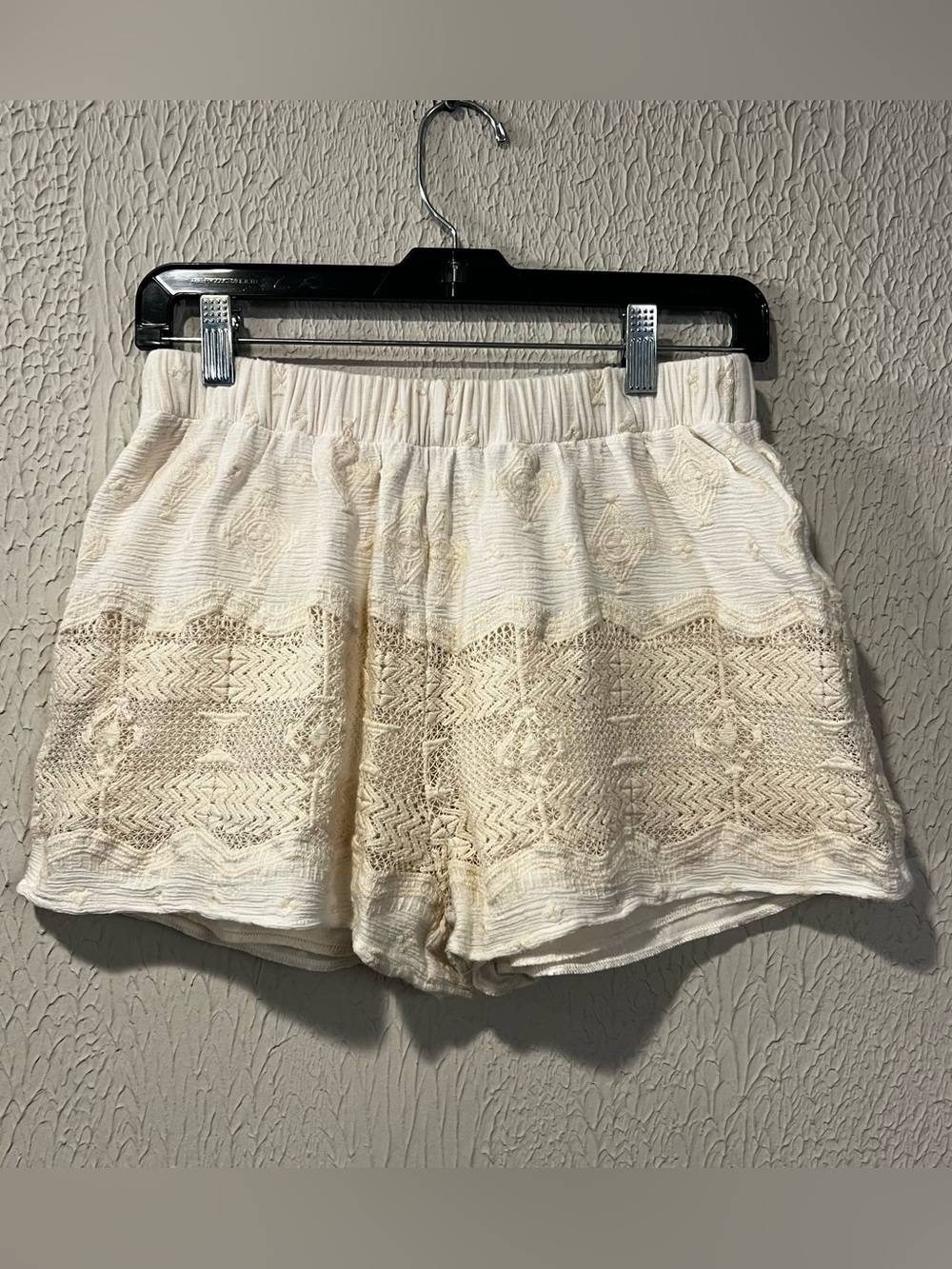ASTR Cream Off White Lace High Waisted pull on cotton blend shorts size medium